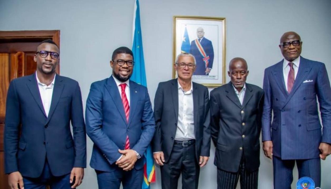 De droite à gauche, Shabani Nonda, Serge Nkonde, Hector Cúper, Santos Muntubile et Constant Omari [Photo d'illustration ]