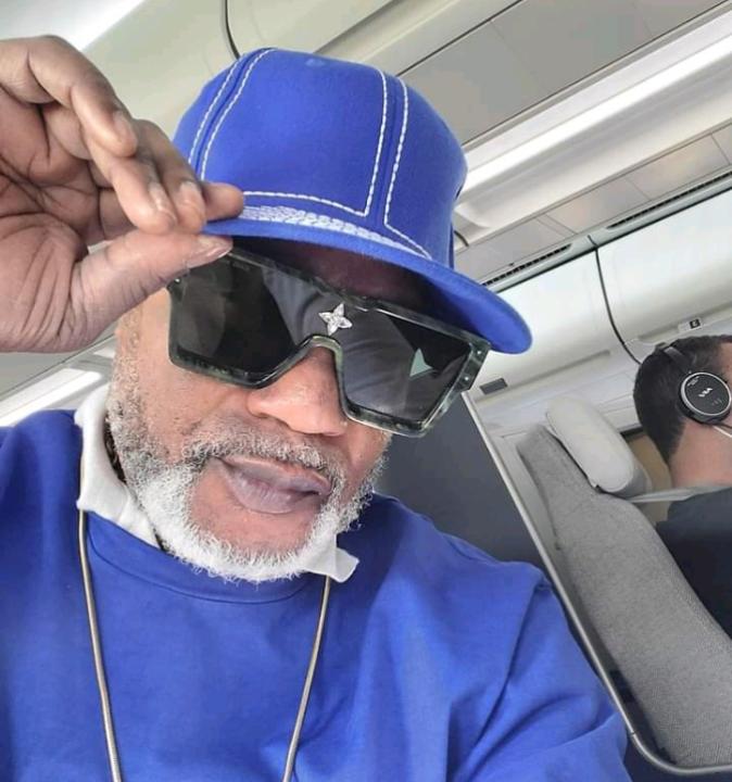 Le chanteur congolais, Koffi Olomide à bord d'un avion.
