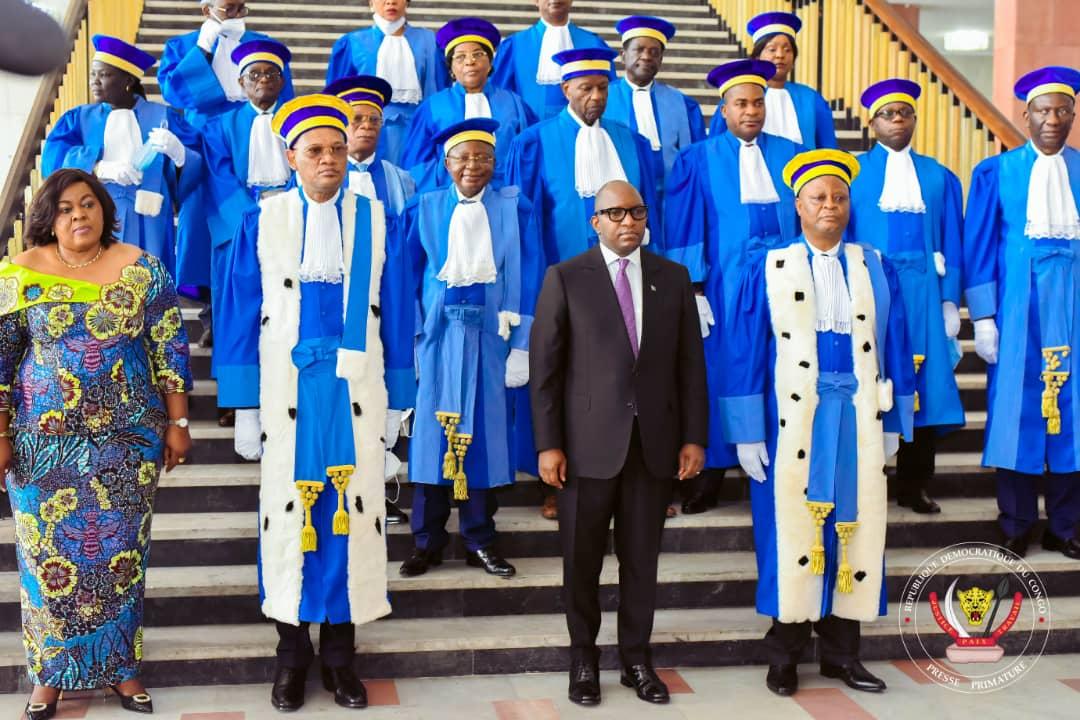 La photo marquant la fin cérémonie de la première rentrée judiciaire de la cour constitutionnelle, le Premier ministre Sama Lukondo au milieu des juges constitutionnels