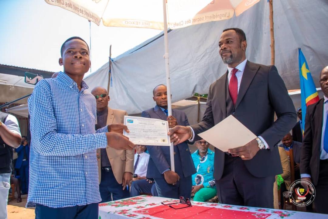 Le ministre de l'EPST Tony Mwaba en pleine cérémonie de remise des diplômes d'État Edition 2020.