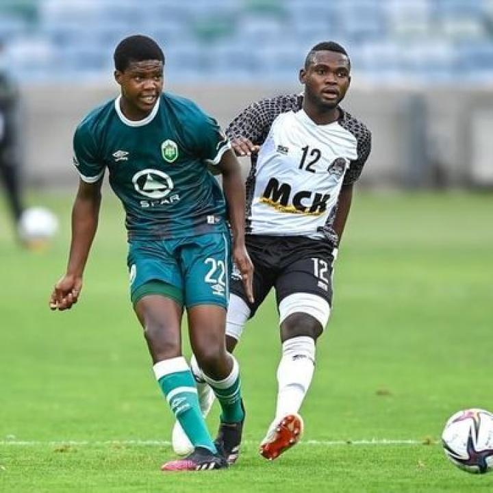 L'attaquant du TP Mazembe, Jean Baleke en duel avec un défenseur d'Amazulu FC.