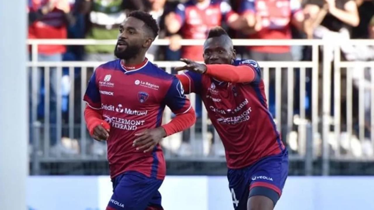 L'international congolais, Vital N'simba célèbre le but avec son coéquipier de Clermont