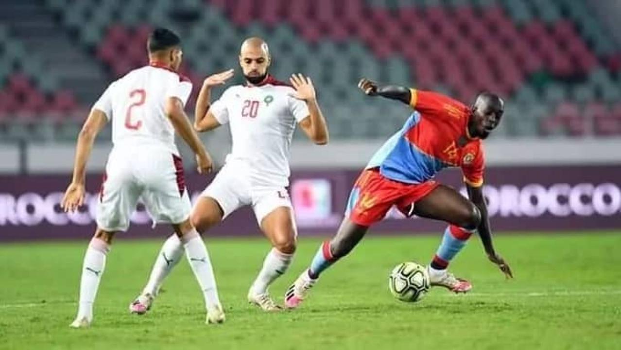 L'attaquant congolais, Yoane Wissa et deux internationaux tunisiens, lors d'un match amical à Tunis.