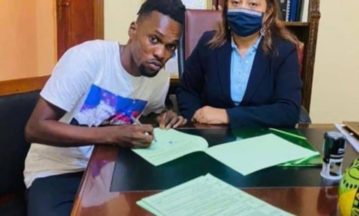 La signature de contrat de Zao Matutala au sein de l'AS Vita club, en présence de la présidente de coordination, Bestine Kazadi