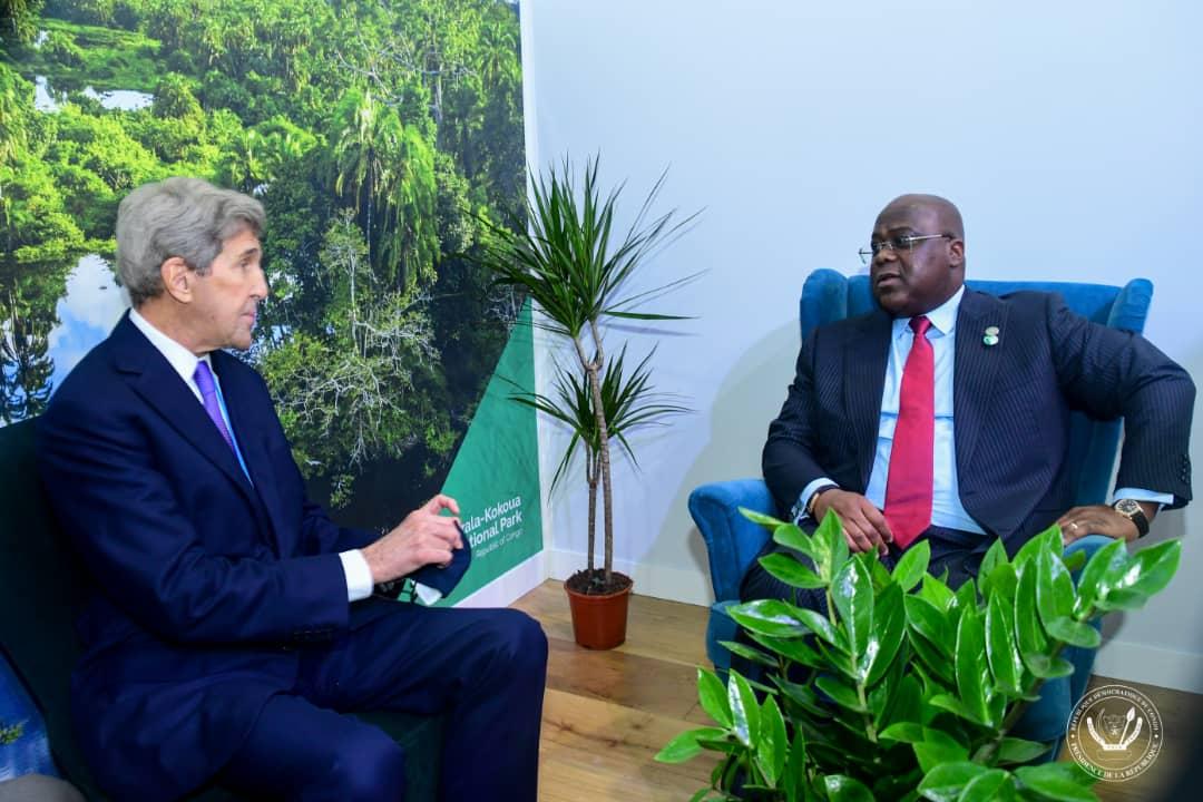 Le président de la RDC, Félix Tshisekedi et l'ancien secrétaire d'état américain John Kerry discutent au sujet d'un partenariat pour lutter contre le réchauffement climatique