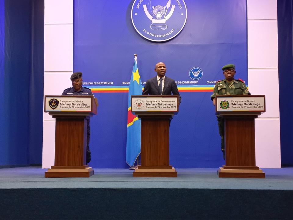 Le ministre de la Communication et médias Patrick Muyaya, encadré par le Colonel Pierrot Mwanamputu (G) et Général Kasonga (D), porte-parole respectivement de la Police et de l'Armée