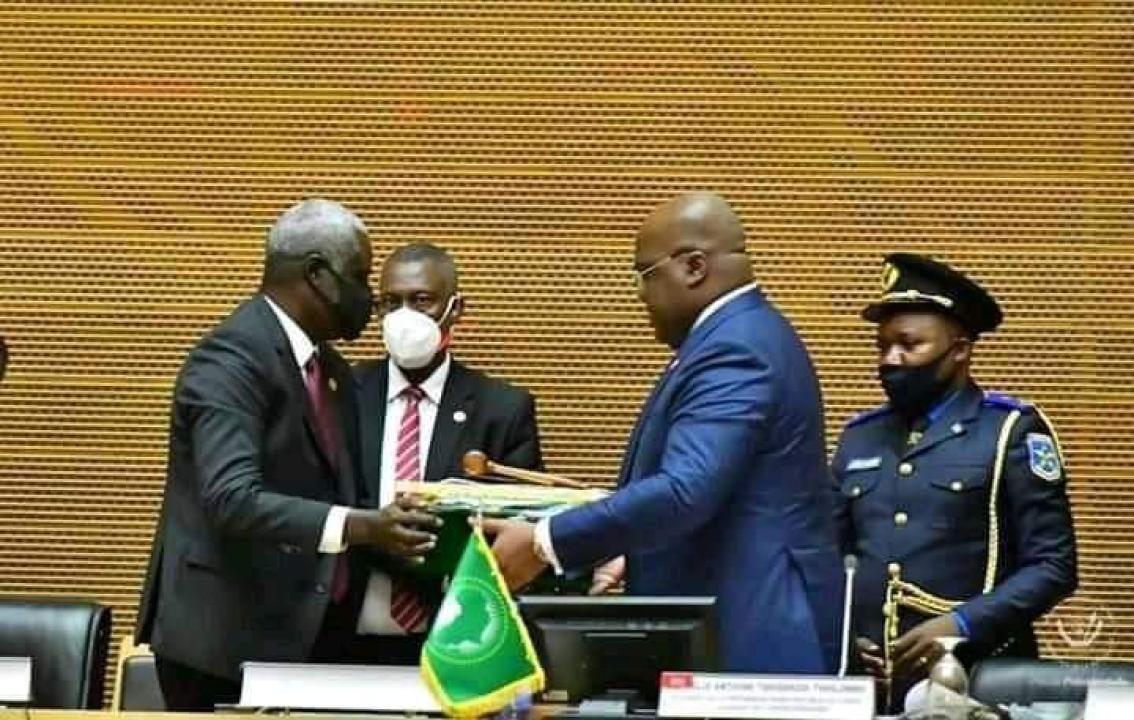 Le Président de la Commission de l'Union Africaine, Moussa Fakhi (à gauche) remet la charte de l'Union Africaine à son  nouveau président, Félix Tshisekedi (à droite)