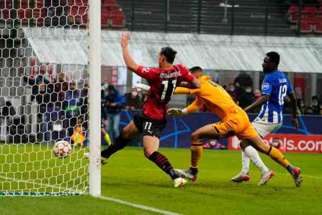 Chancel Mbemba marque contre son camp, à San siro.