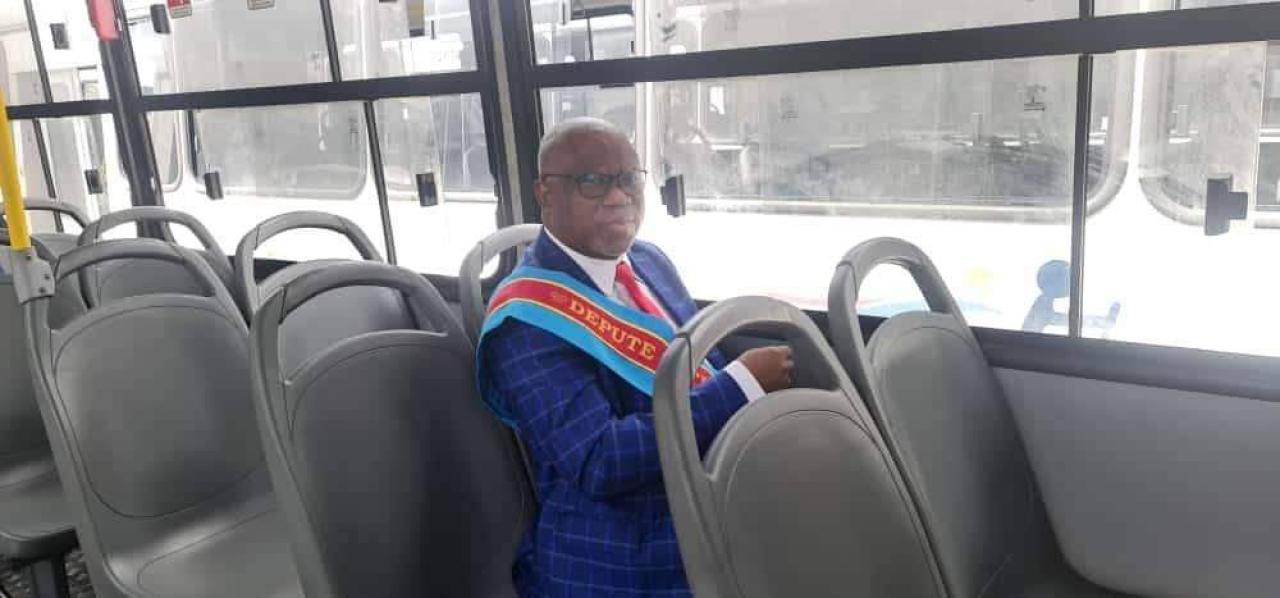 Le député Baudouin Mayo, cadre de l'UNC dans un bus Transco pour saluer le retour de Félix Tshisekedi à Kinshasa