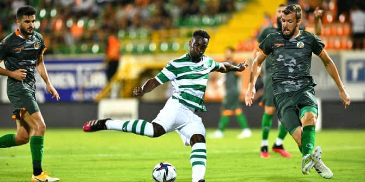 Paul-José Mpoku en position de tir, sous les couleurs de Konyaspor.