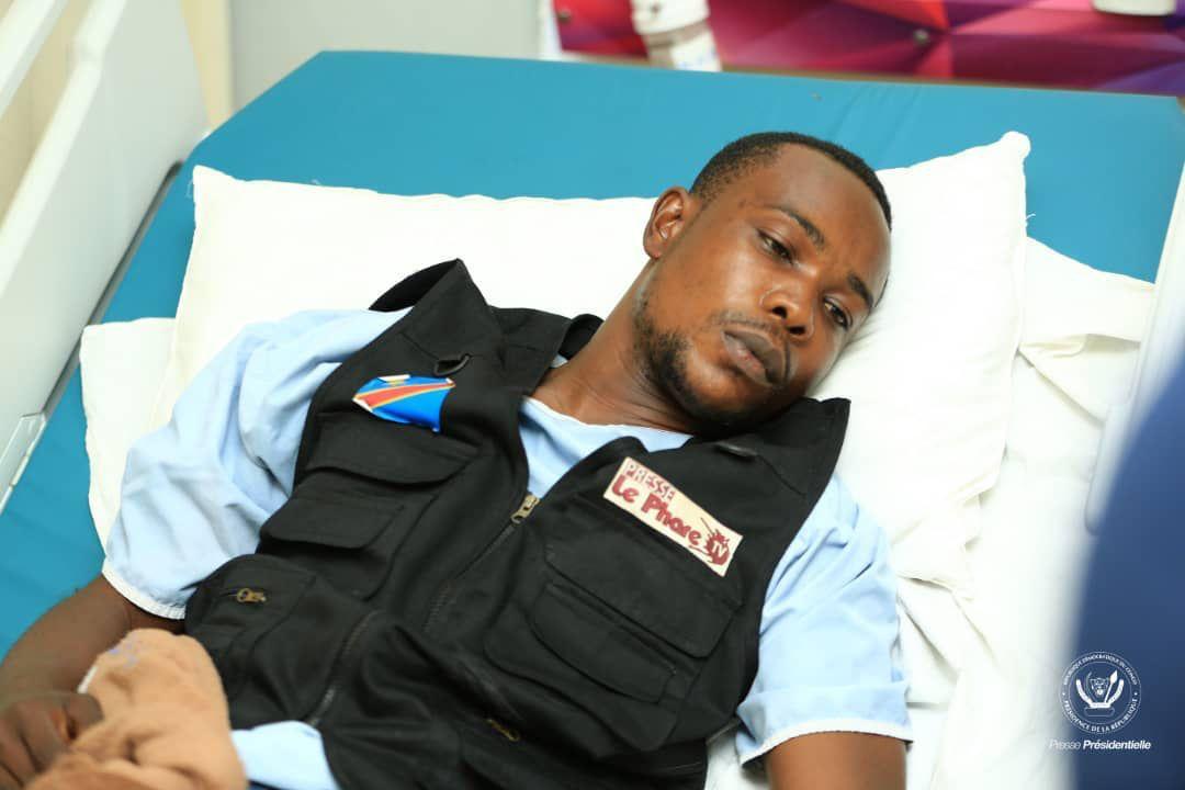 Papy Bandala, caméraman du journal le Phare, sur le lit de l'hôpital HJ après avoir été cogné par le cortège présidentiel, jeudi 04 novembre