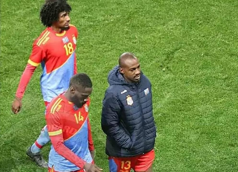 Gaël Kakuta (en jaquette) avec ses coéquipiers de la sélection de la RDC, Arthur Masuaku et Samuel Moutoussamy.