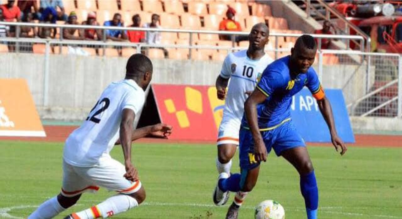 Le défenseur congolais, Chancel Mbemba en pressing avec l'attaquant tanzanien, Bwana Ali Samatta, lors du match amical Tanzanie-RDC à Dar es salam, en mars 2018.