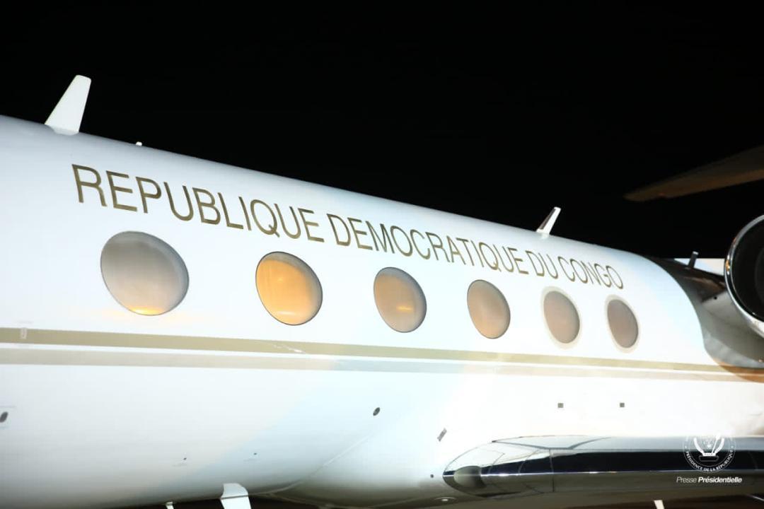 L'avion président parqué sur la piste de l'aéroport international de N'djili
