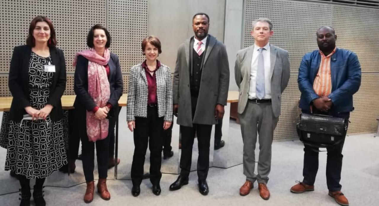 La délégation du ministre de l'Epst Tony Mwaba ( troisième à droite) pose avec l'équipe de l'Agence Française de Développement