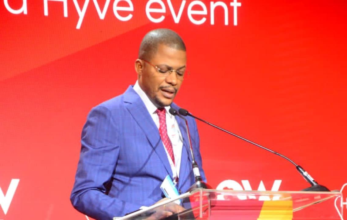 Le ministre des hydrocarbures congolaises, Didier Budimbu devant la tribune de la 27ème Édition de Africa Oil Week