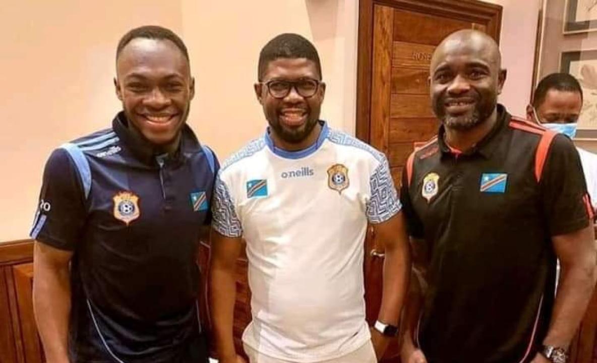 (De g à d) Jackson Muleka, Serge Nkonde et Robert Kidiaba, après l'échange, à Serena Hôtel de Dar es salam.