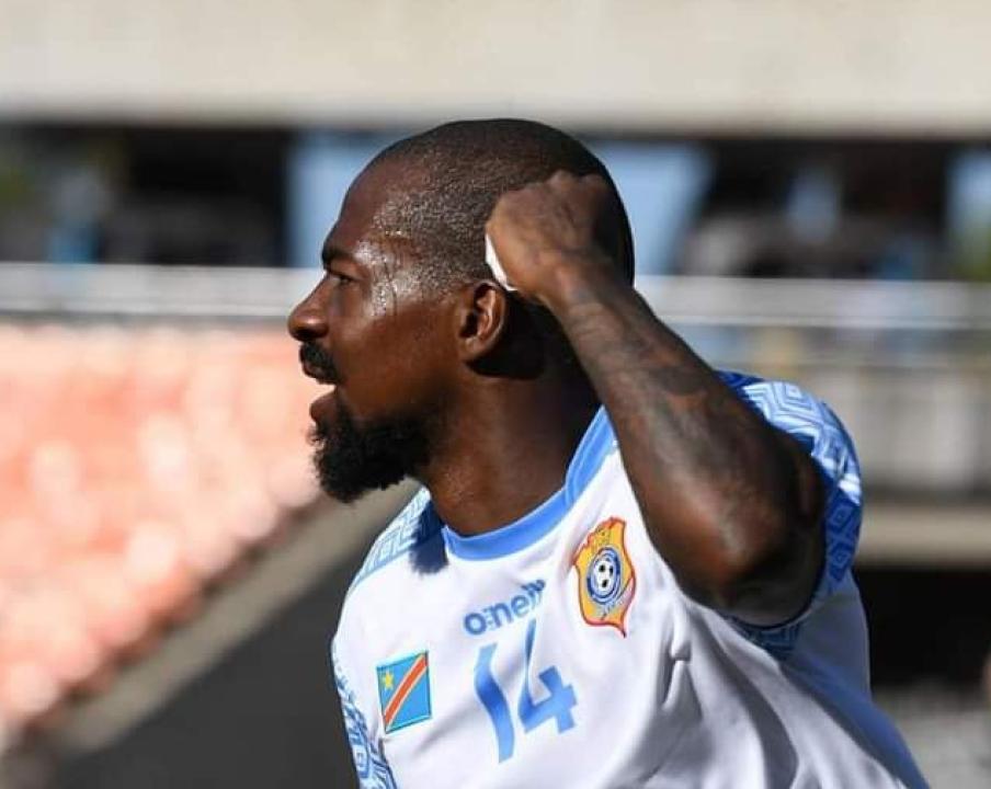 Gaël Kakuta en pleine célébration de son but, face aux Taifas stars de la Tanzanie.