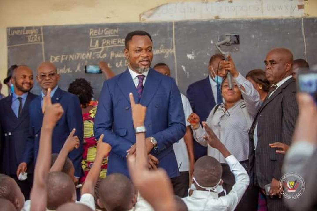 Le ministre de l'EPST Tony Mwaba dans une salle de classe après le lancement de la rentrée scolaire, à Mbuji Mayi