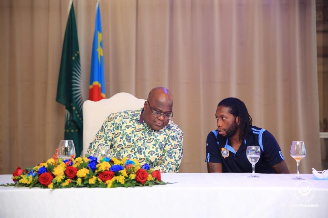 Le président de la République, Félix Antoine Tshisekedi échange avec le meilleur buteur de la sélection nationale, Dieu Merci Mbokani