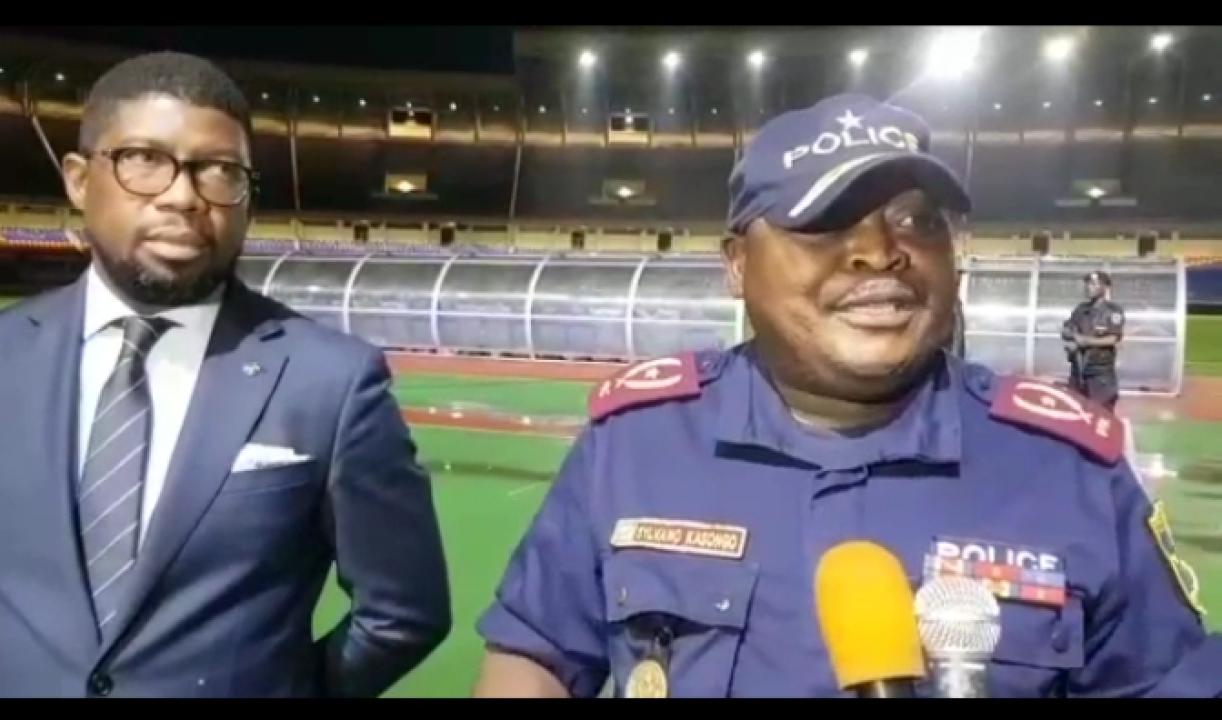Le ministre des sports, Serge Nkonde et le général Sylvano Kasongo, après échanges, au stade des martyrs de Kinshasa.