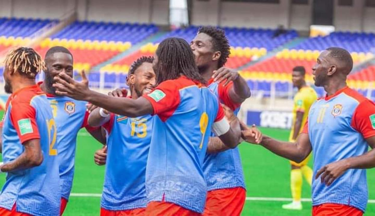 Les Léopards de la RDC en pleine célébration d'un but, face aux Écureuils du Bénin, au stade des martyrs de Kinshasa.