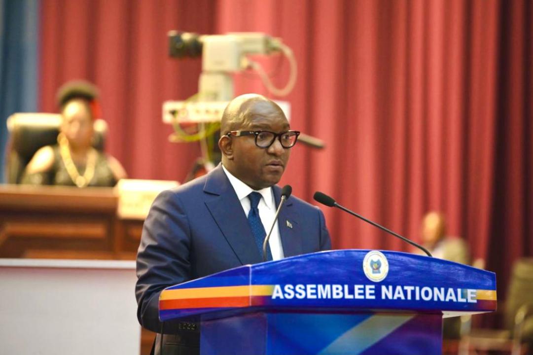 Du haut de la tribune de l'assemblée nationale, le Premier ministre Sama Lukonde présente le projet de loi des finances exercice 2022