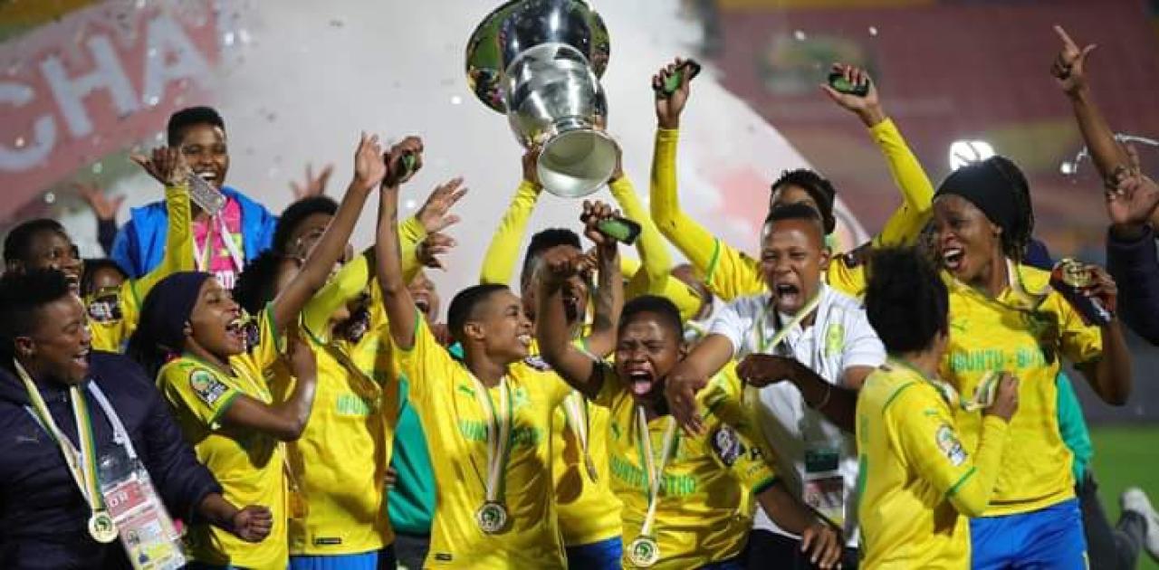 Les joueuses de Mamelodi Sundowns en pleine célébration de leur trophée.