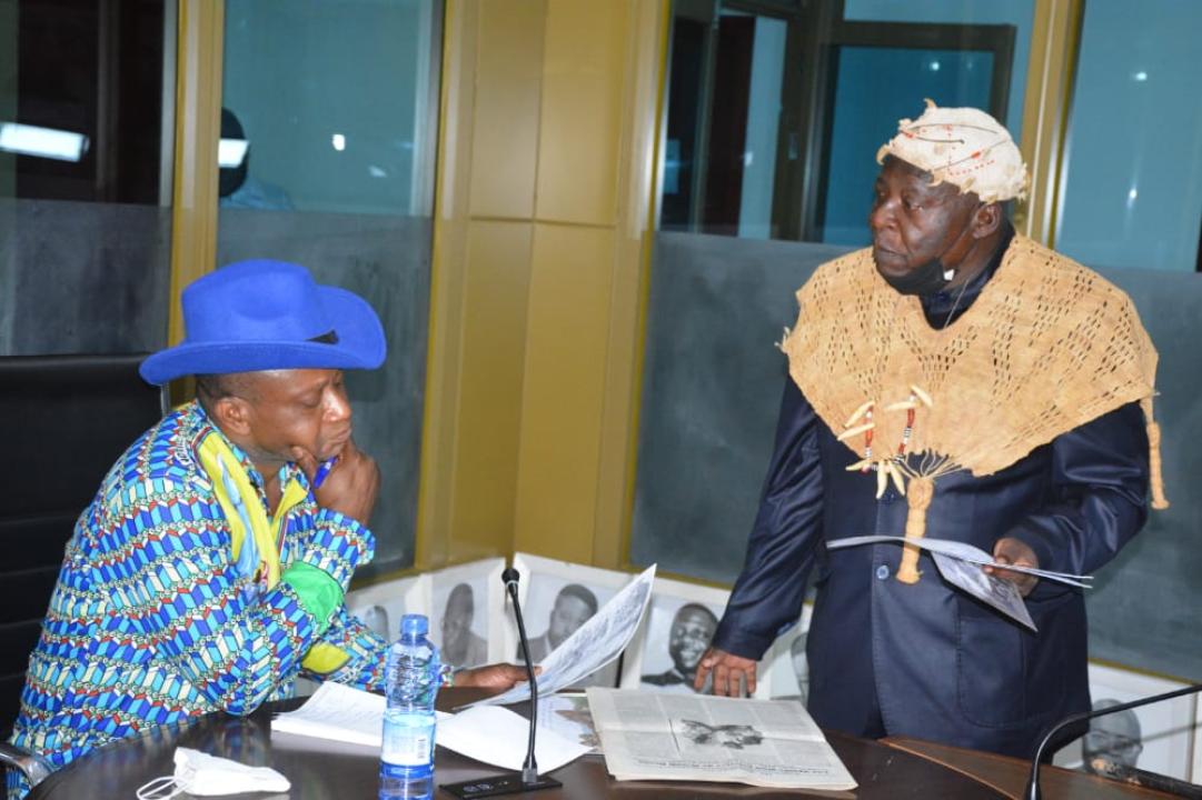 Le ministre des TRANSVCOM Chérubin Okende échange avec les chefs coutumiers sur le problème de spoliation de terre au Kongo central