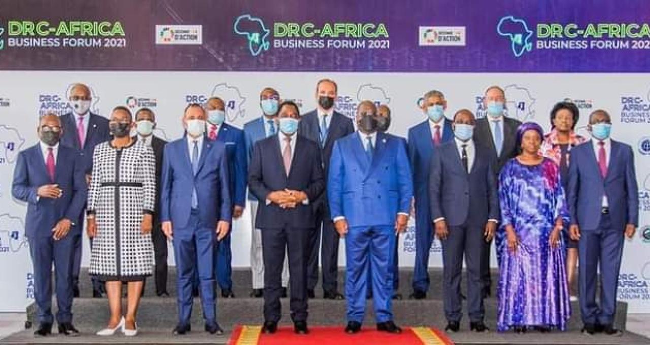 Félix Tshisekedi et Hakainde Hichilema pose avec d'autres personnalités pour l'ouverture d DRC-Africa Business Forum 2021 au palais du peuple