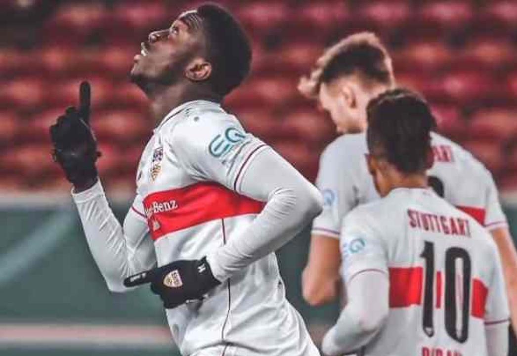 Silas Katompa avec ses coéquipiers sous les couleurs de VfB Stuttgart.