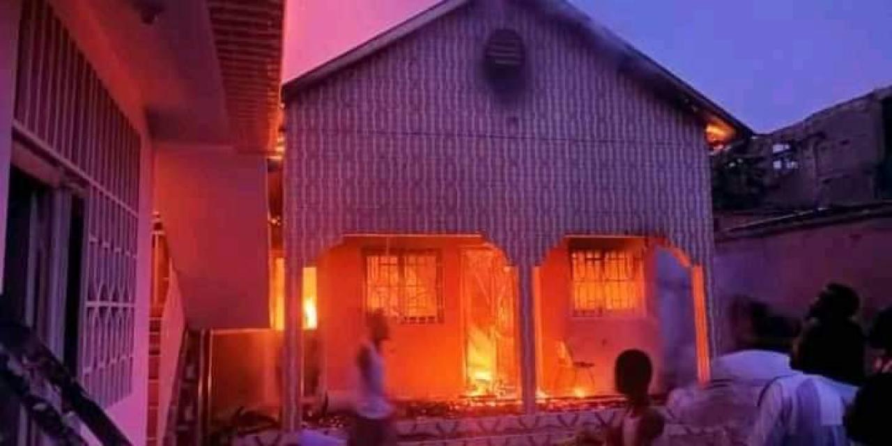 Une maison dans la commune de Ngaba touchée par l'incendie, samedi 27 novembre