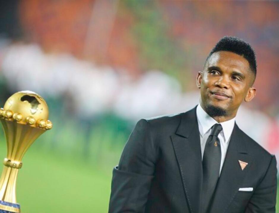 La légende du football camerounais, Samuel Eto'o pose avec la coupe d'Afrique des Nations.