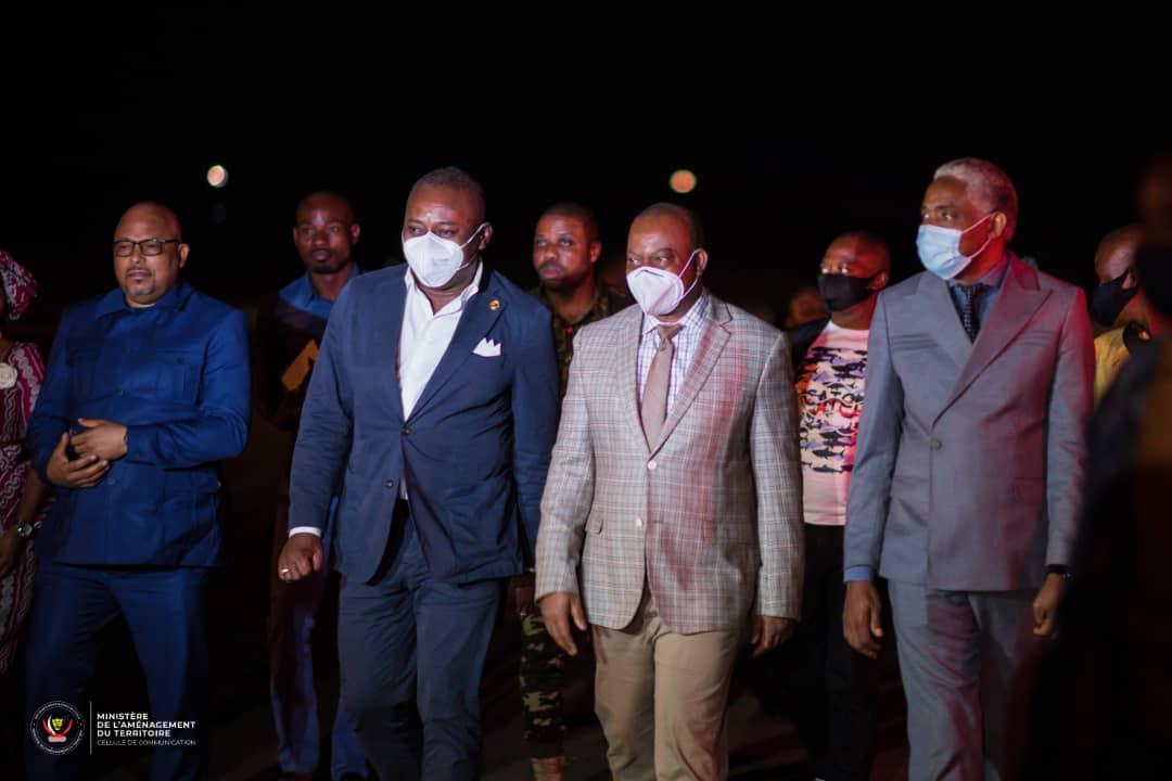 Le ministre d'État Guy Loando s'entretient avec les autorités de la province du Haut Katanga à sa descente d'avion à Lubumbashi