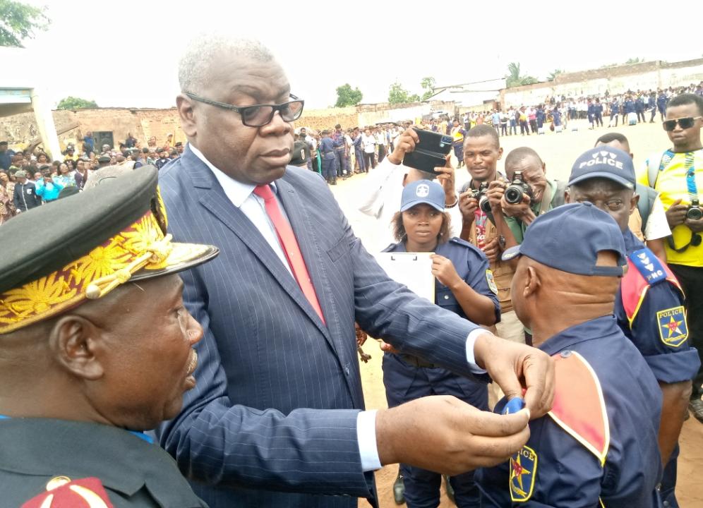 Décoration d'un officier de la police par le commissaire provincial du Kasaï, Dieudonné Odimba