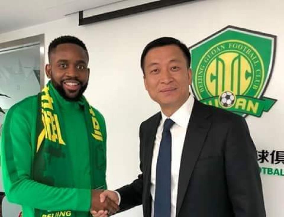 Cédric Bakambu et l'un des dirigeants de Beijing Guaon, lors de sa présentation au club.