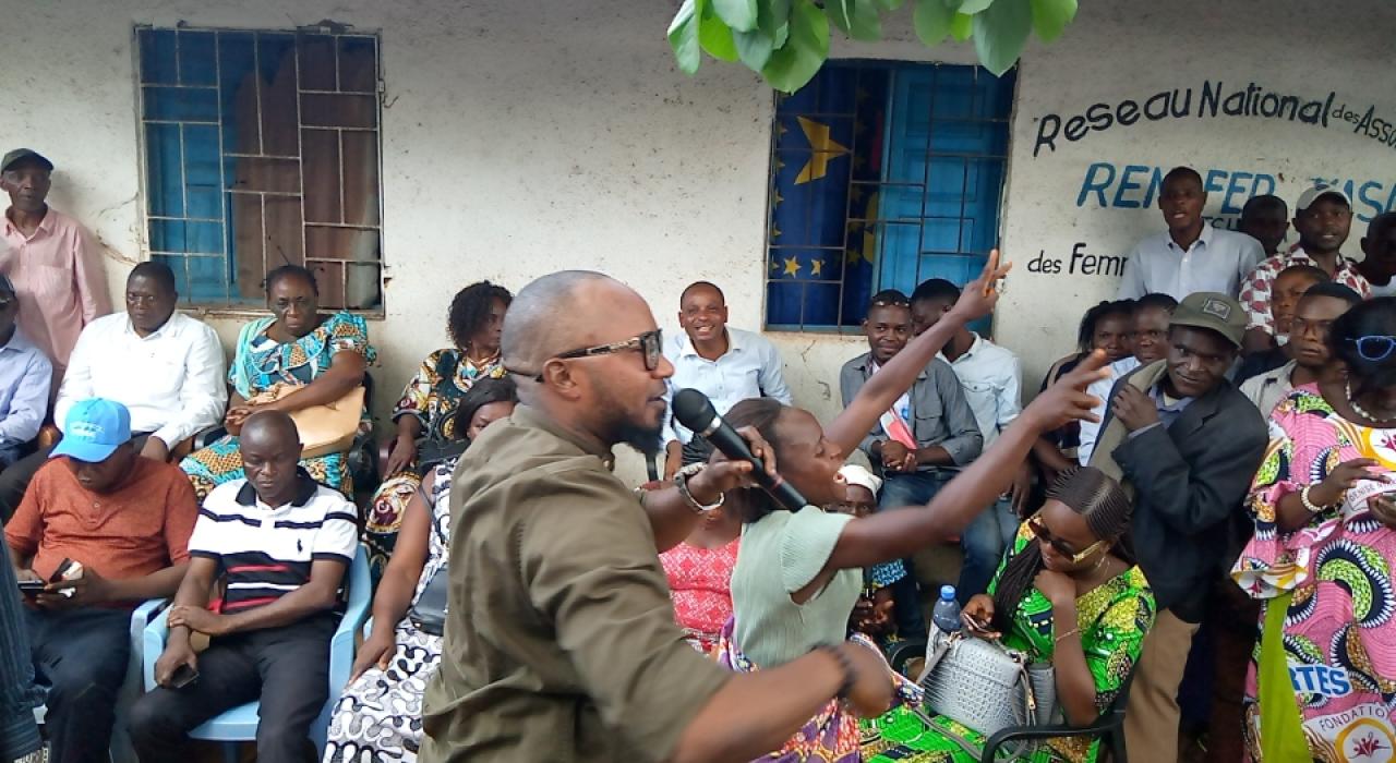 Émile Prince Longi , président de la ligue des jeunes Pende lors d'une descente pour préparer l'arrivée de Denise Muluka, ministre de Genre