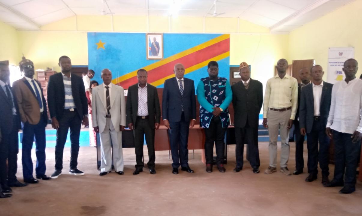 Le vice-gouverneur Gaston Nkole avec son équipe organisatrice de l'atelier
