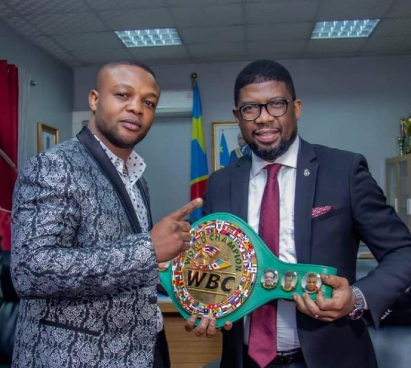 Le boxeur, Junior Makabu Ilunga et le ministre des sports et loisirs, Serge Nkonde Chembo.