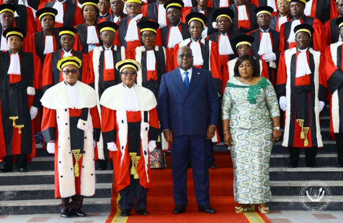 Les hauts conseillers de la République (juges) du conseil d'État (en toges rouge et blanc) avec le chef de l'État (milieu de la photo) et la ministre d'État en charge de la justice et garde des sceaux (à l'extrême droite), à la clôture de la cérémonie de la rentrée judiciaire 2021