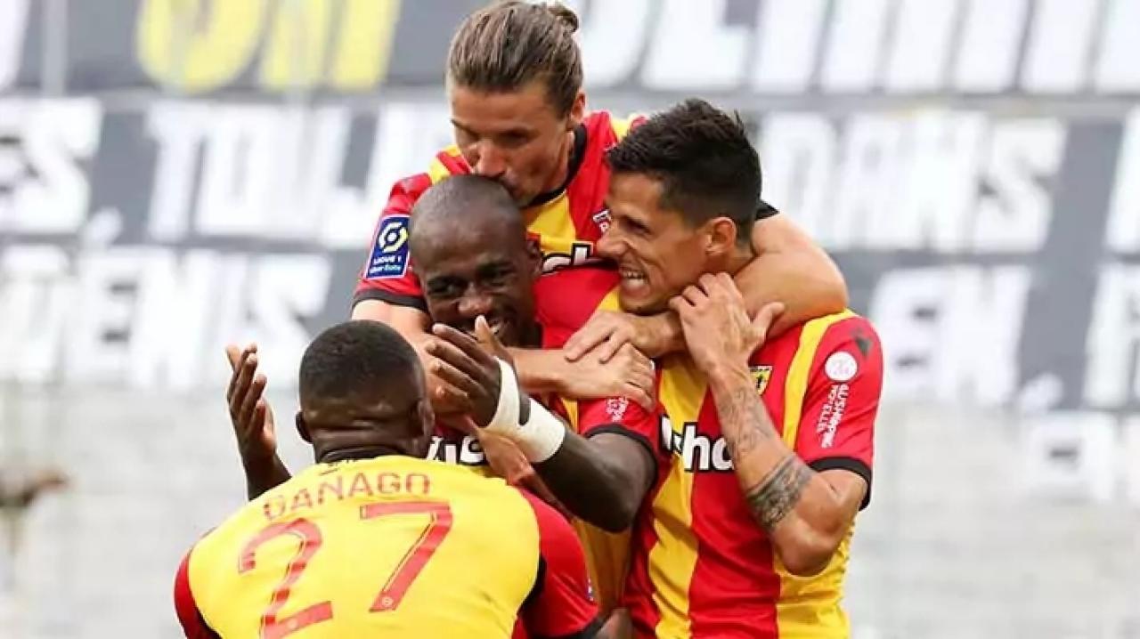 Gaël Kakuta en pleine célébration d'un but avec ses coéquipiers du RC Lens.