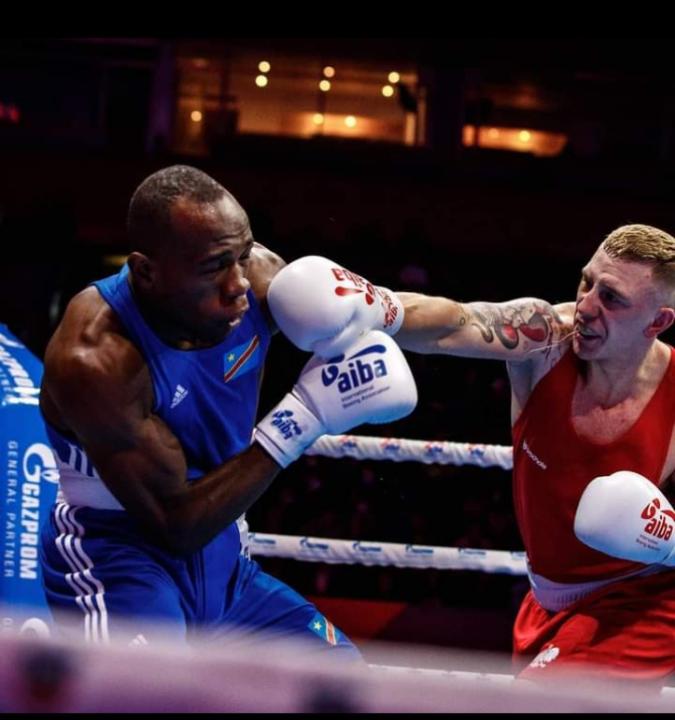 Le boxeur congolais, Christopher Luteke, lors du combat, face au polonais Sébastien Wiktorzak.