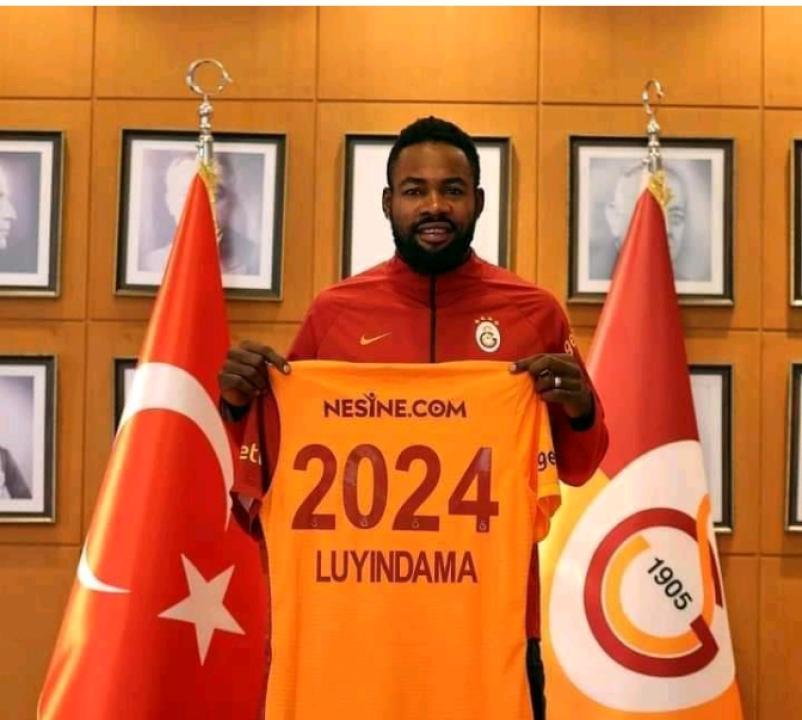 Le défenseur congolais, Christian Luyindama, lors du prolongement de contrat avec Galatasaray SK.