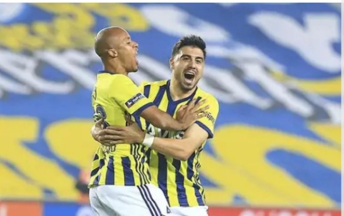 Marcel Tisserand célèbre un but avec son coéquipier de Fenerbahçe.