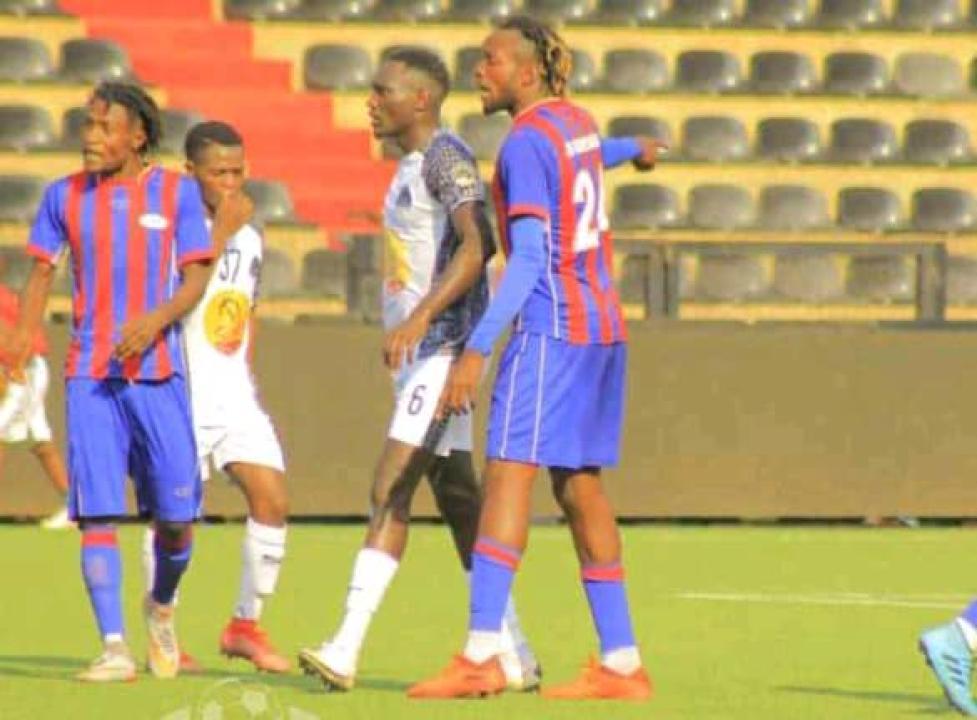 Les joueurs du TP Mazembe et de la JS Groupe Bazano, à Kamalondo.