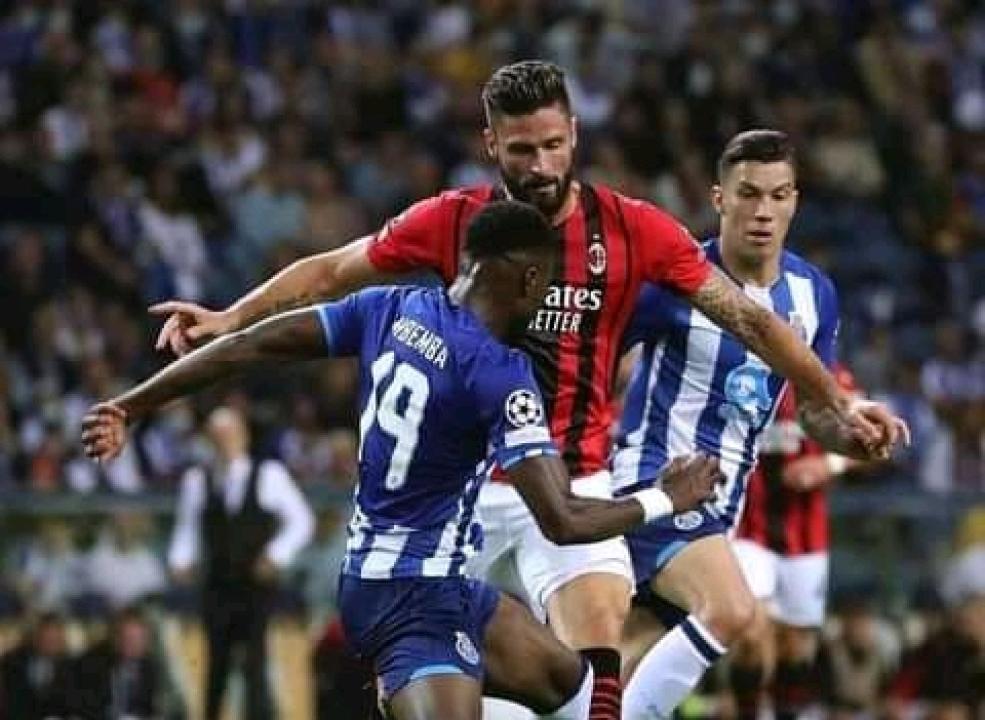 Chancel Mbemba en duel avec l'attaquant français de l'AC Milan, Olivier Giroud.