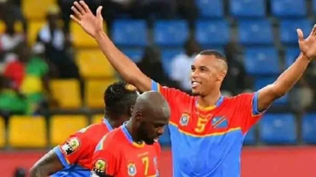 Marcel Tisserand en pleine célébration d'un but, avec ses coéquipiers de l'équipe nationale.