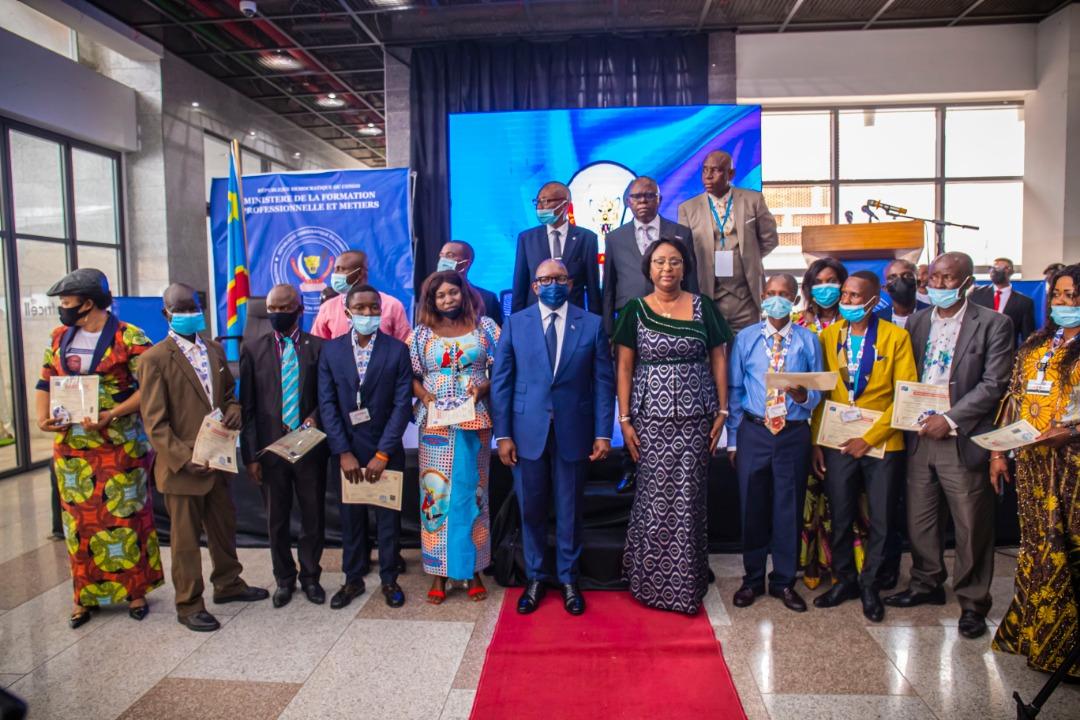 Le premier ministre, Sama Lukonde pose avec la ministre de la formation professionnelle et tous les lauréats de l'ENAFEP