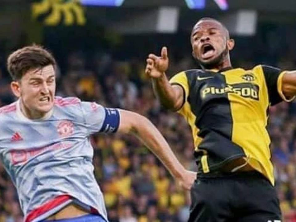 Meschack Elia en duel avec le défenseur mancunien, Harry Maguire.