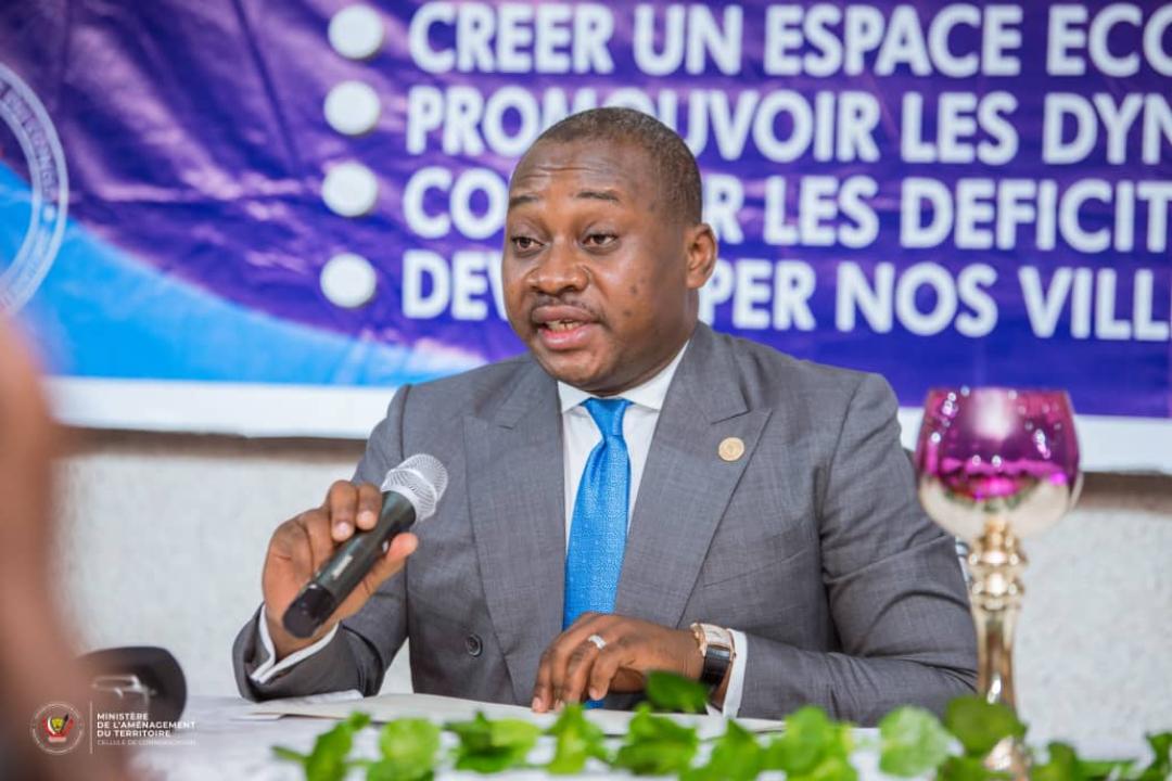 Ministre d'État en charge d'aménagement du territoire, Guy Loando